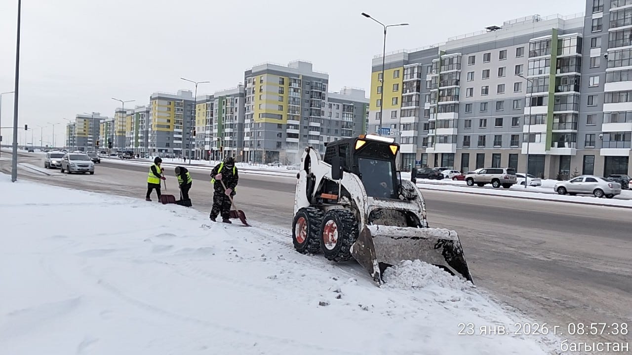 В борьбе со снегом в Астане задействовано более 1300 единиц спецтехники