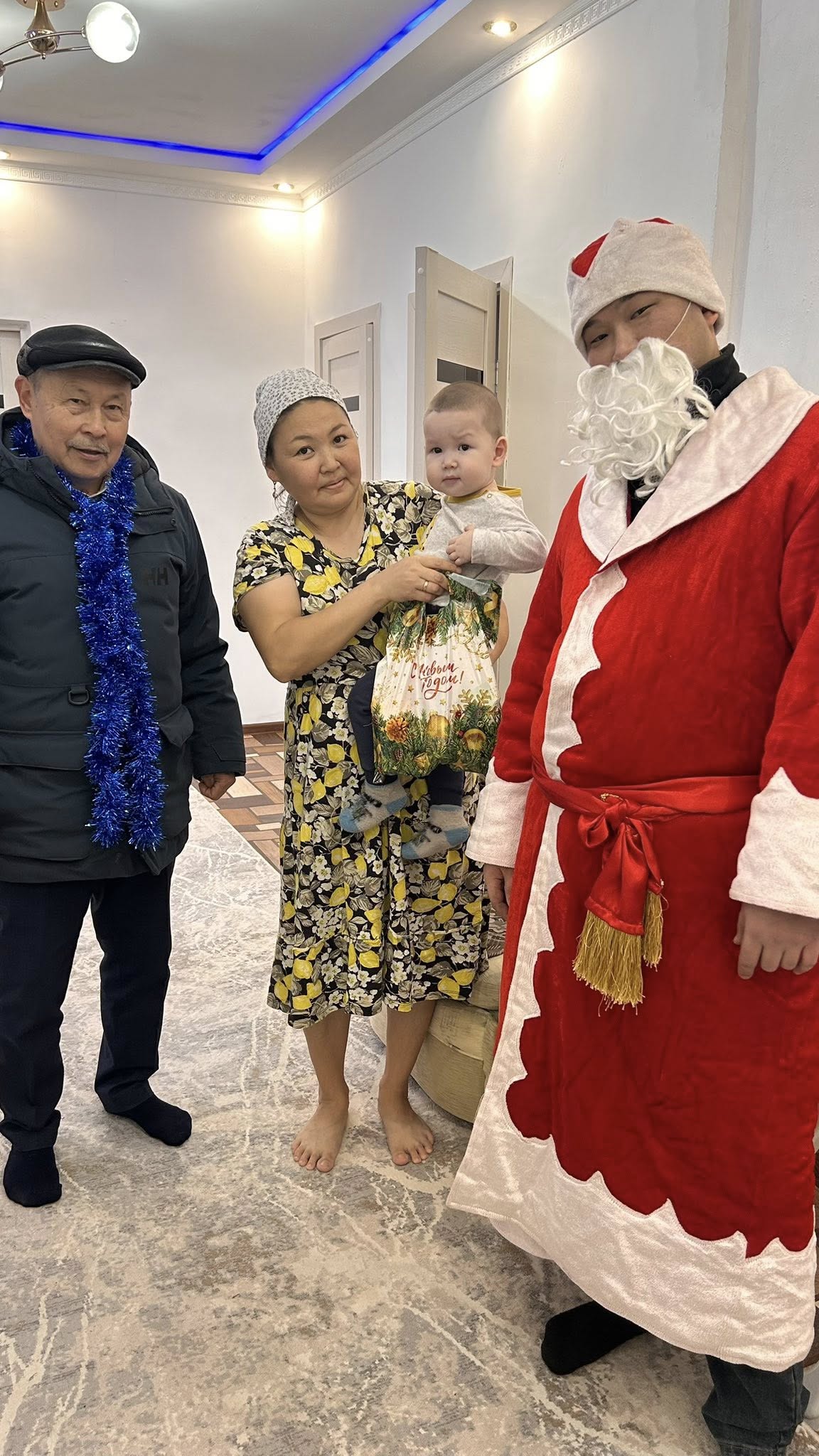 Жыл сайын Долин, Төңкеріс, Шөптікөл және Қоныссай ауылдарының 1 жастан 5 жасқа дейінгі, балабақшаға, мектепке және шағын орталыққа бармайтын балаларға демеушілік қаражат есебінен сыйлықтар табысталады.