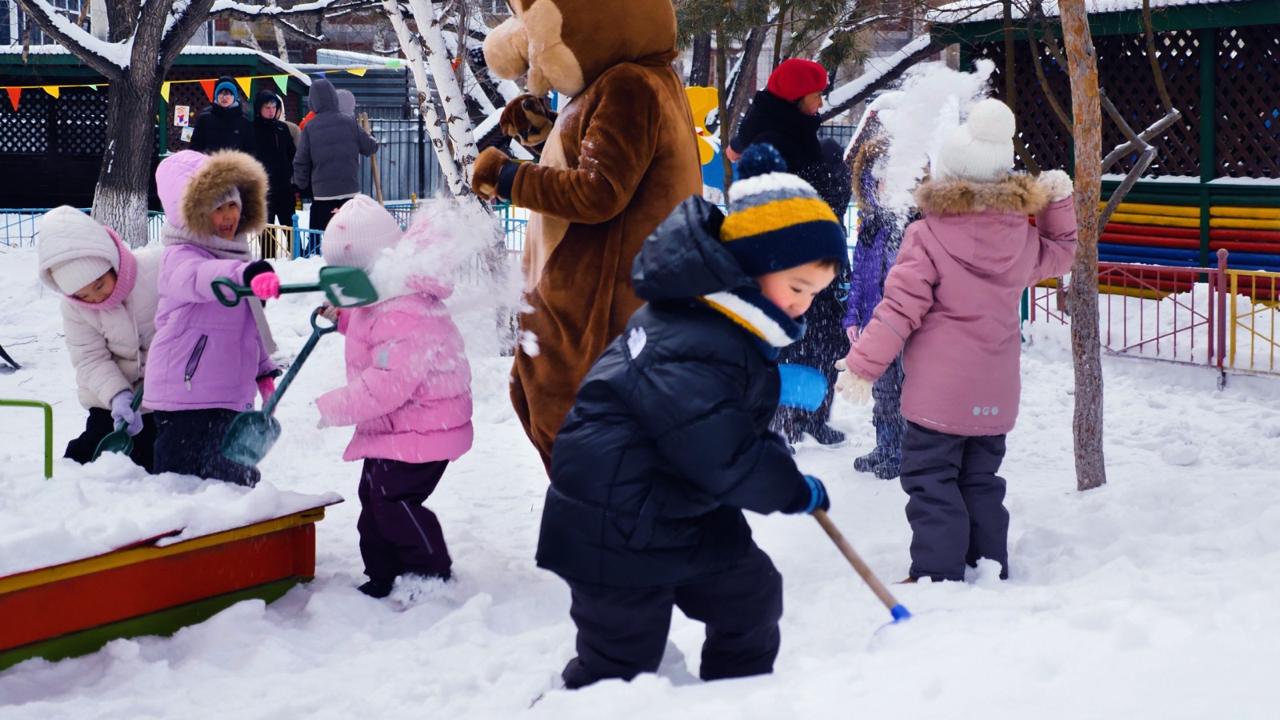 «Снежный десант»: столичные школьники провели общегородскую волонтерскую эстафету