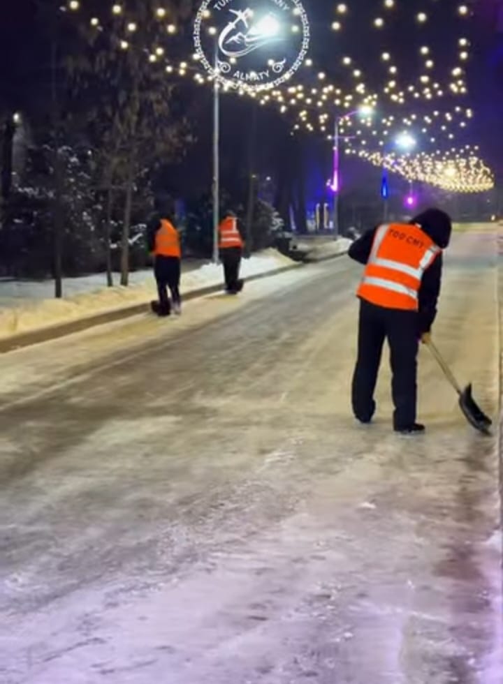 Уборка снега в парках и скверах