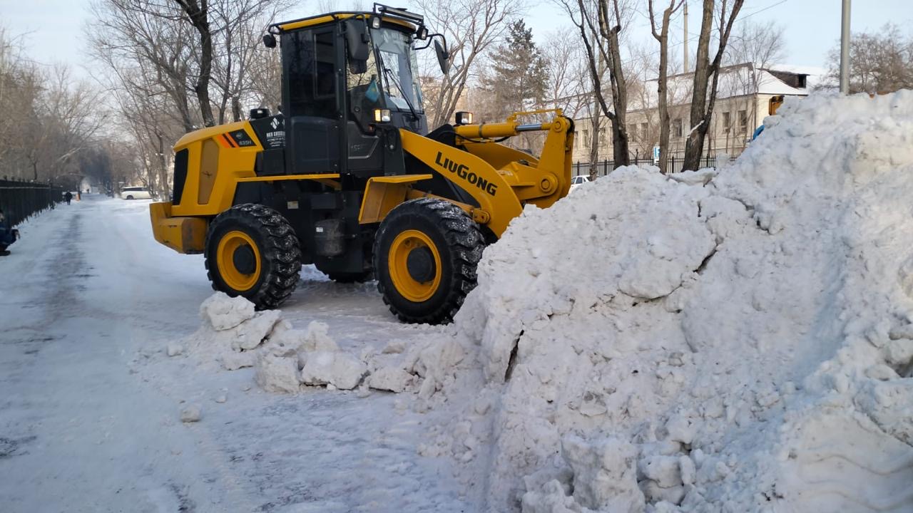 Более 1,2 тысячи единиц спецтехники задействуют в уборке снега в Астане