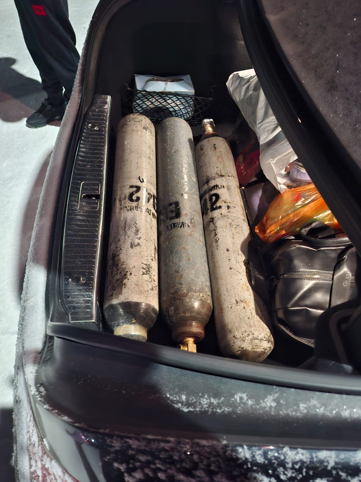 В Акмолинской области полицейские задержали водителя с баллонами «веселящего» газа