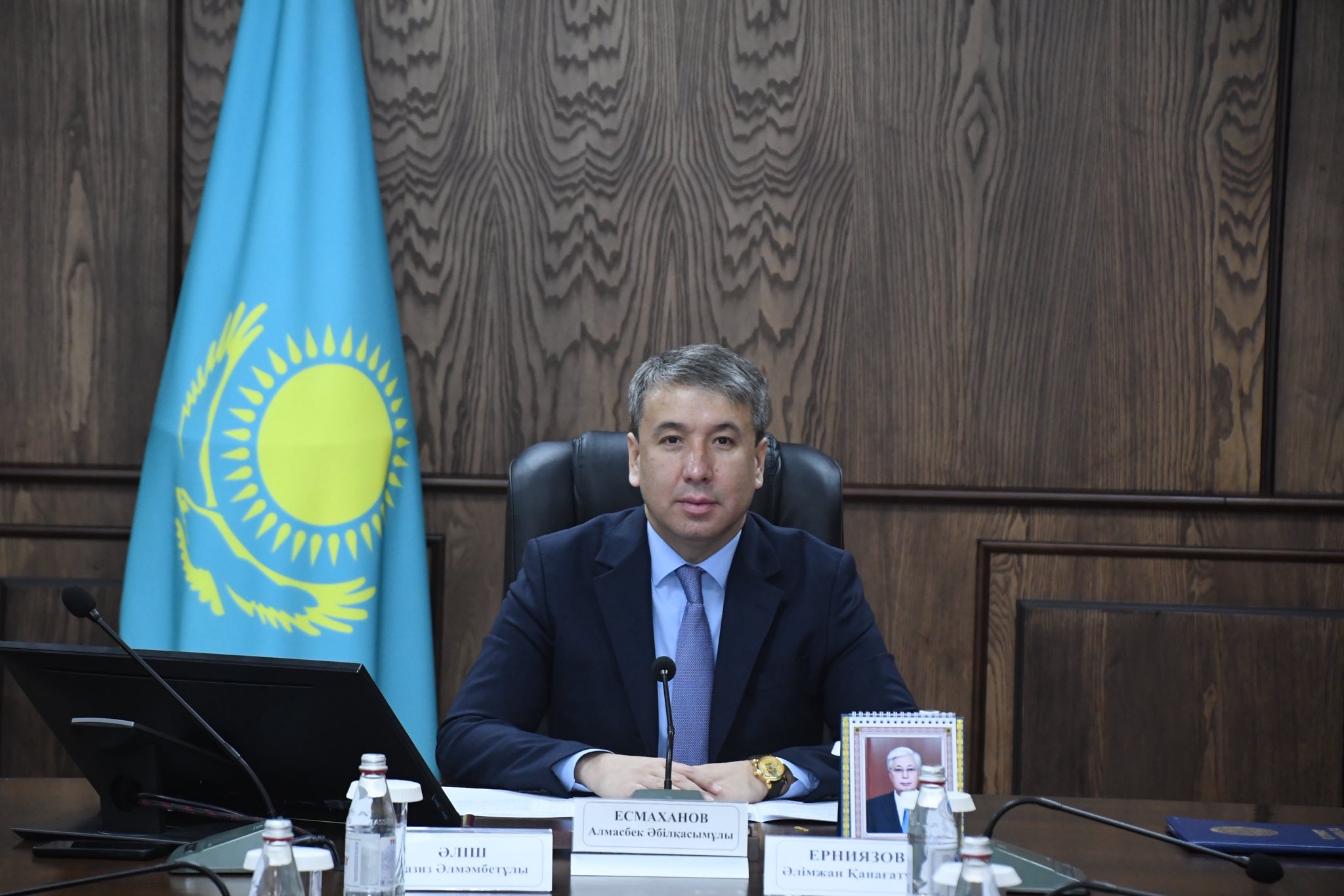 Аким района поздравил генерал-майора Алимжана Ерниязова с 70-летним юбилеем