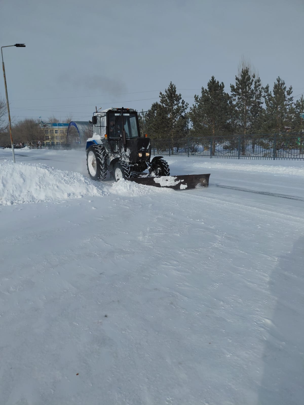Проводится очистка дорог от снега в селе Жайсан