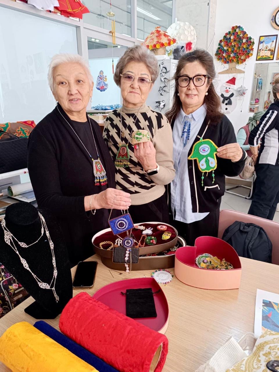 «Зимнее вдохновение»: в Астане открылась выставка кружка арт-терапии