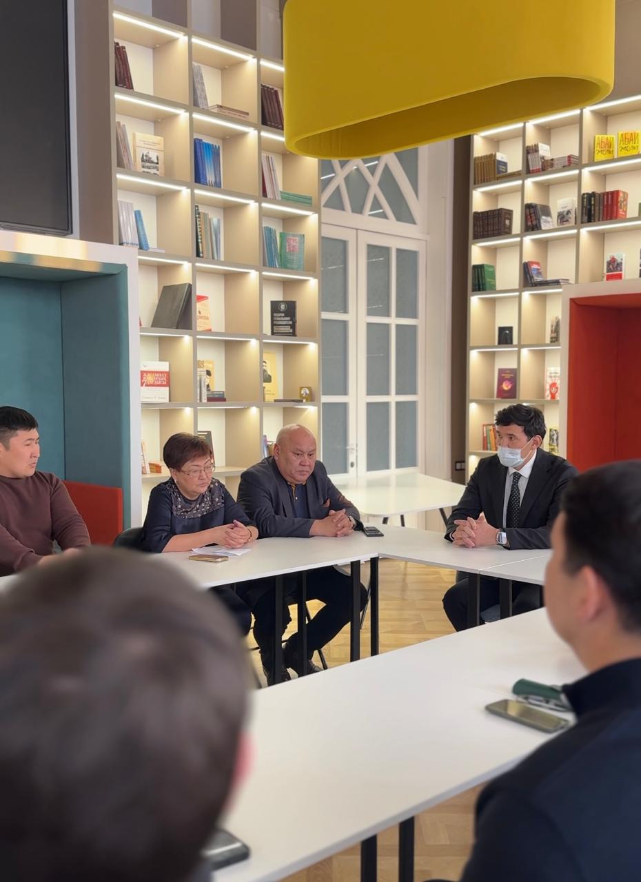 Руководитель управления культуры провел рабочее совещание с областной командой айтыскеров