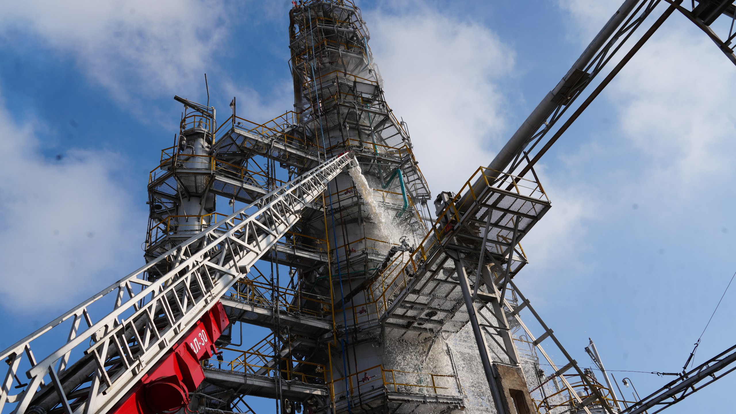 В Шымкенте прошло пожарно-тактическое учение на нефтеперерабатывающем предприятии