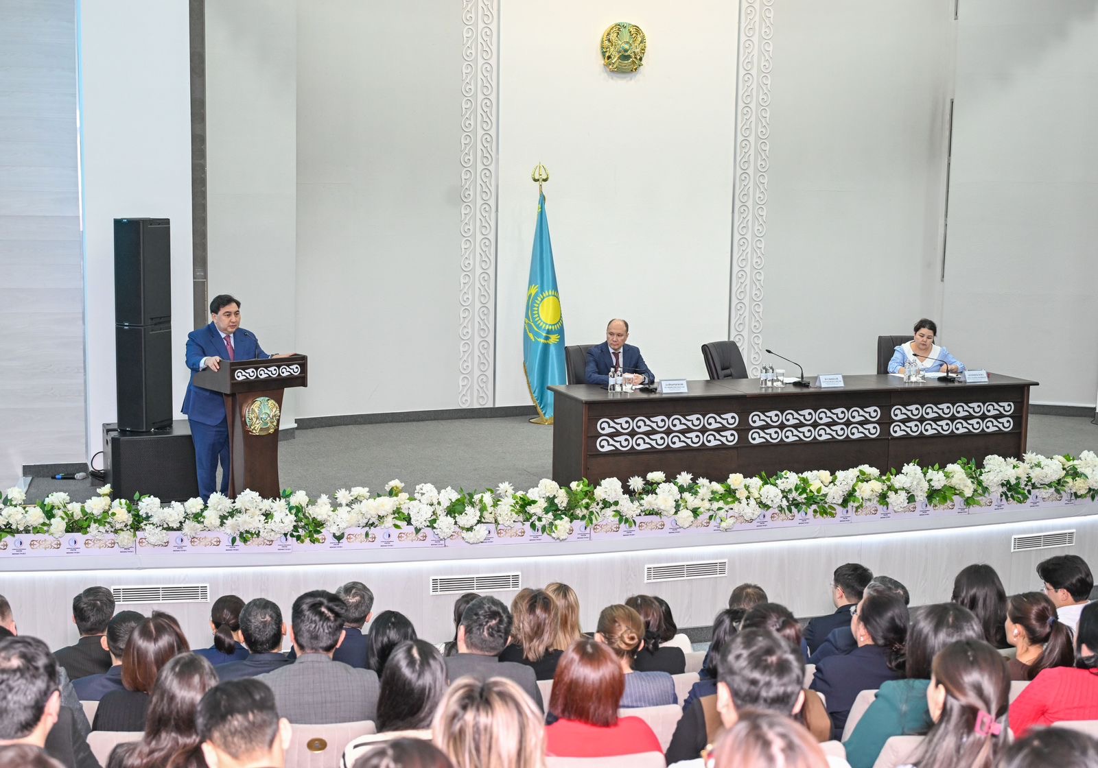 Дархан Жазыкбай обсудил развитие госслужбы с сотрудниками министерств транспорта, промышленности и строительства РК