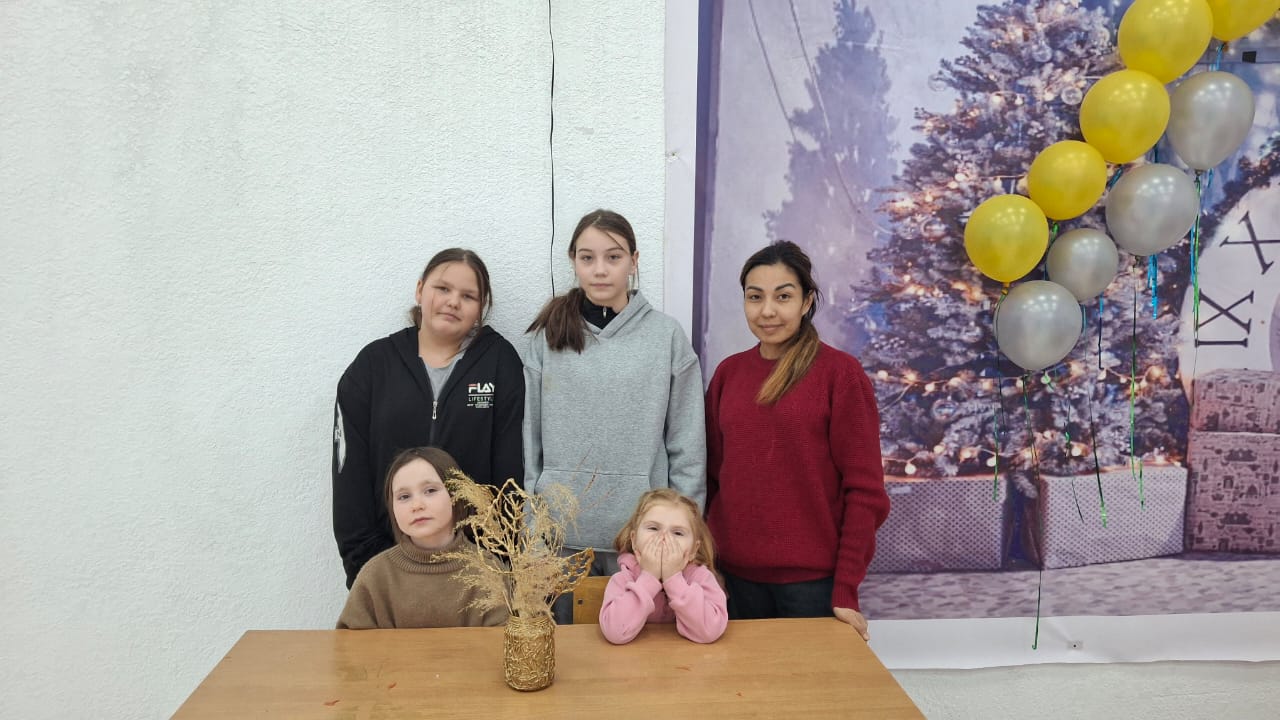 Округіміздегі мәдениет үйінің көркемдік жетекшісі Ж. Амалбаева жас түлектерді жинап, оларды қолөнер үйірмесіне тартып, ұлттық өнерді дамыту және жастардың шығармашылық қабілеттерін шыңдау бағытында жүйелі жұмыстар жүргізуде.