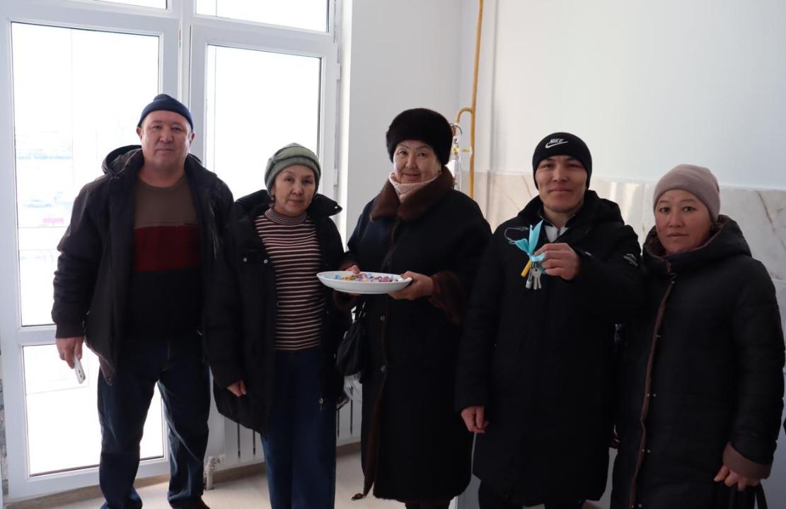 بەس ادامنىڭ سۋرەتى - ەكى ەر ادام جانە ءۇش ايەل.