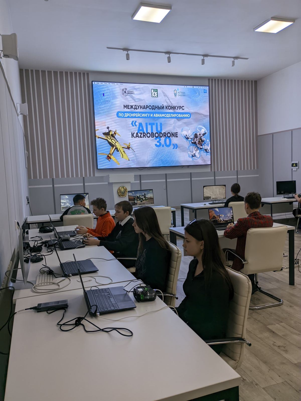 2026 жылғы 24–25 қаңтар күндері Шығыс Қазақстан облысының жас өнертапқыштары мен инженерлері арасында дронрейсинг және авиамоделдеу бойынша «AITU KazRoboDrone 3.0» халықаралық байқауының облыстық кезеңі өтті