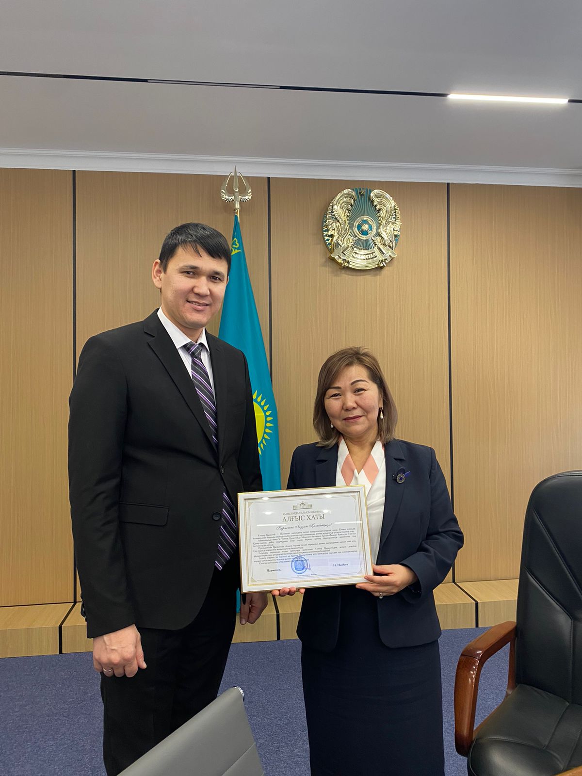 V Ұлттық құрылтайға белсенді қатысқан департамент қызметкерлеріне облыс әкімі Н.Нәлібаевтің Алғыс хаты табысталды.