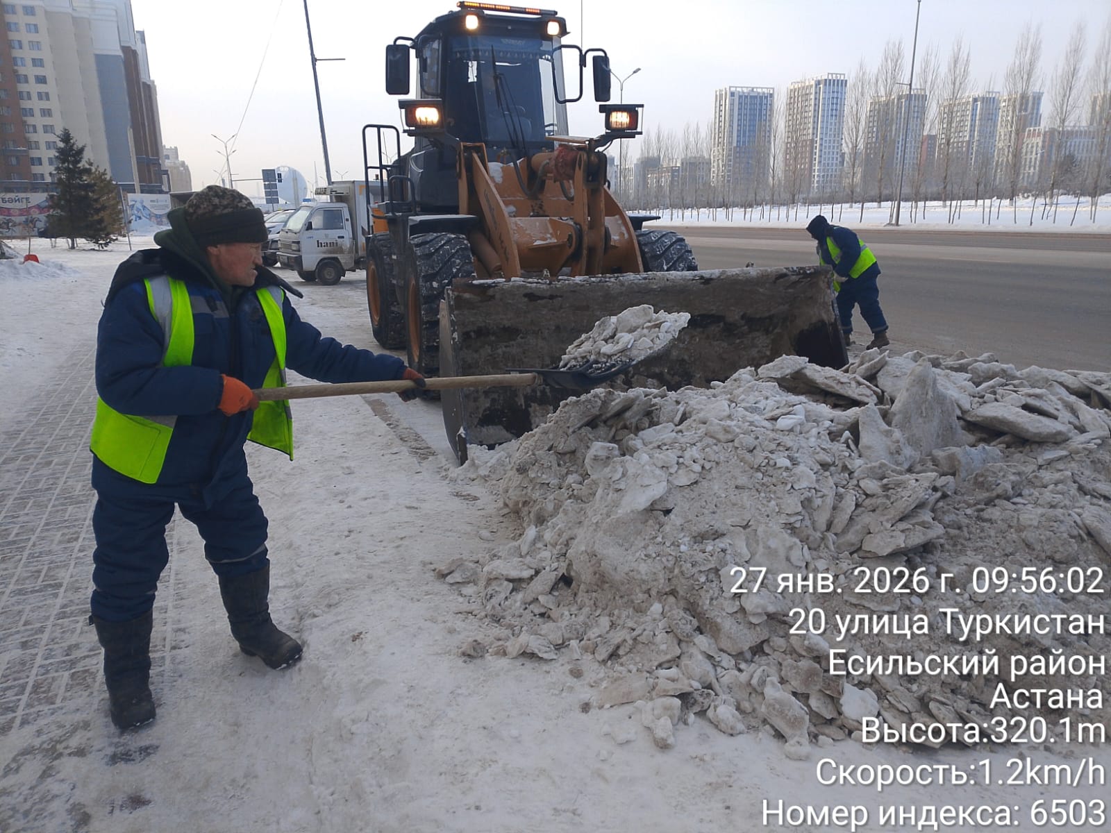 Более тысячи единиц спецтехники задействовано в снегоуборочных работах в Астане