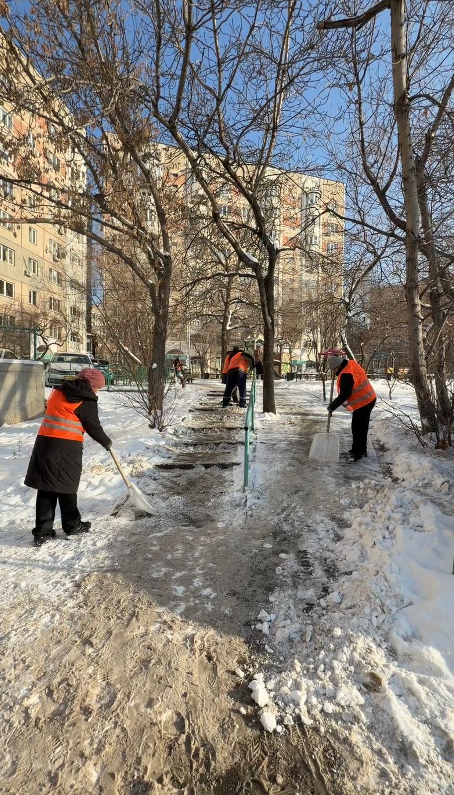 В Ауэзовском районе поэтапно продолжаются работы по уборке снега