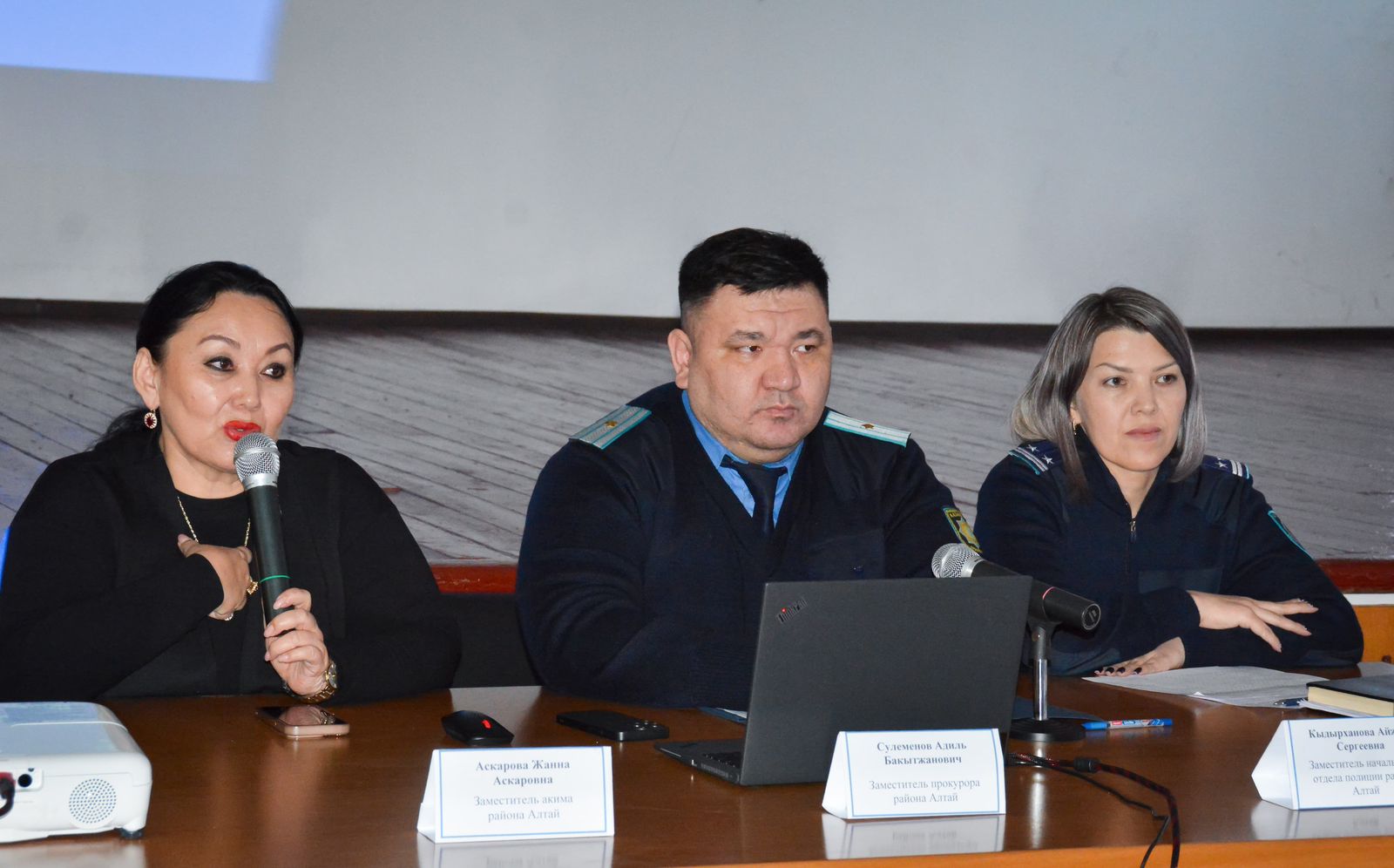 В рамках акции «Закон и порядок» по инициативе прокуратуры района Алтай состоялась встреча с работниками обогатительной фабрики.