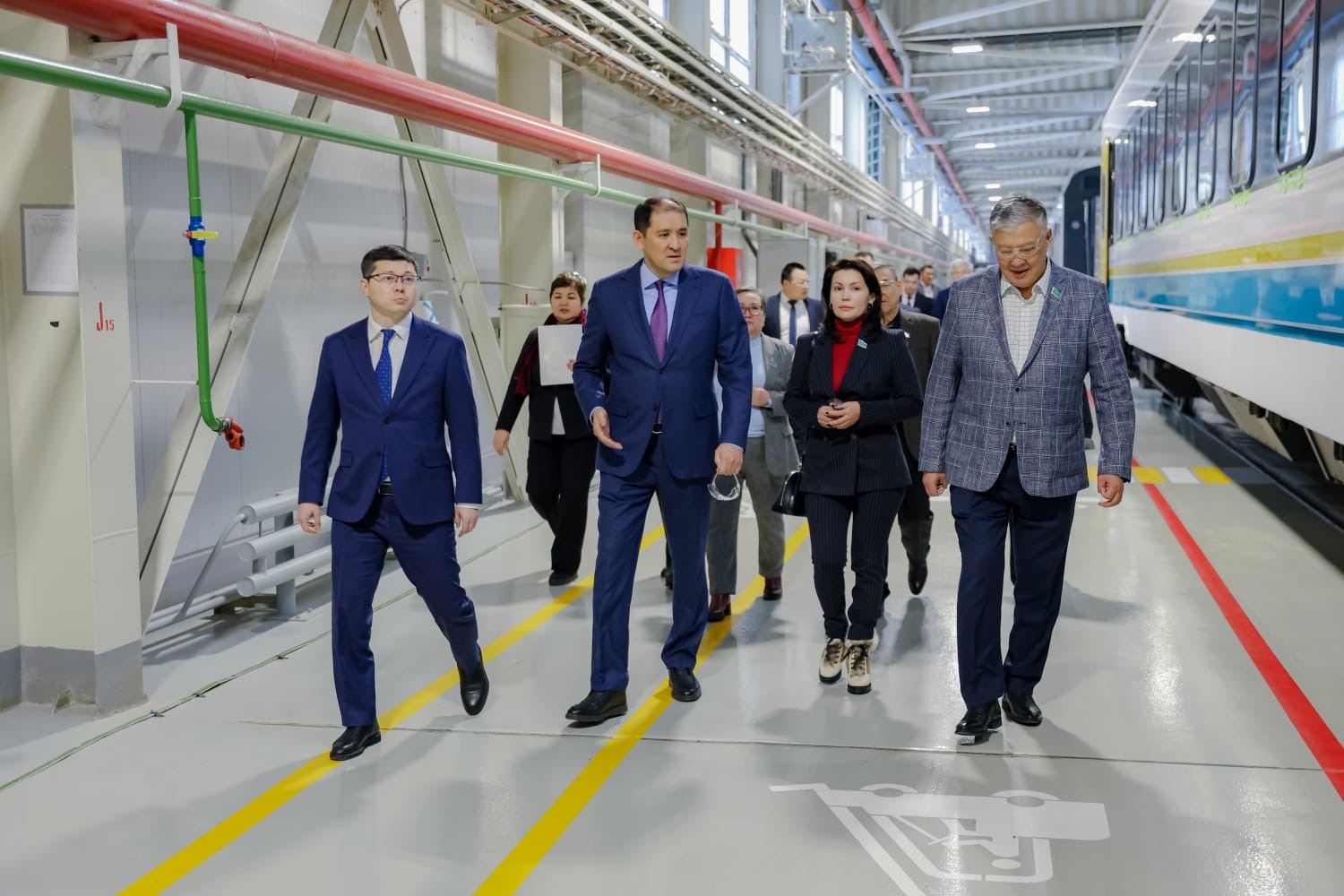 Депутаты Сената ознакомились с производством пассажирских вагонов в Астане