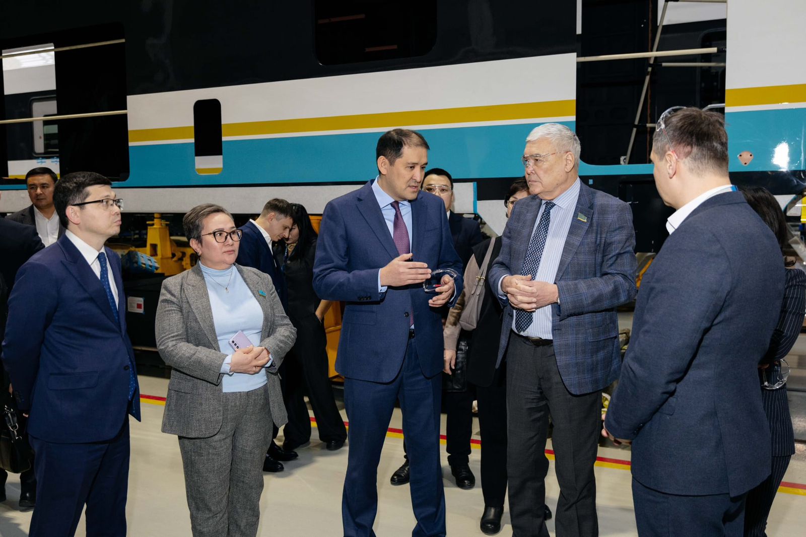 Депутаты Сената и представители профильных министерств ознакомились с производством пассажирских вагонов в Астане