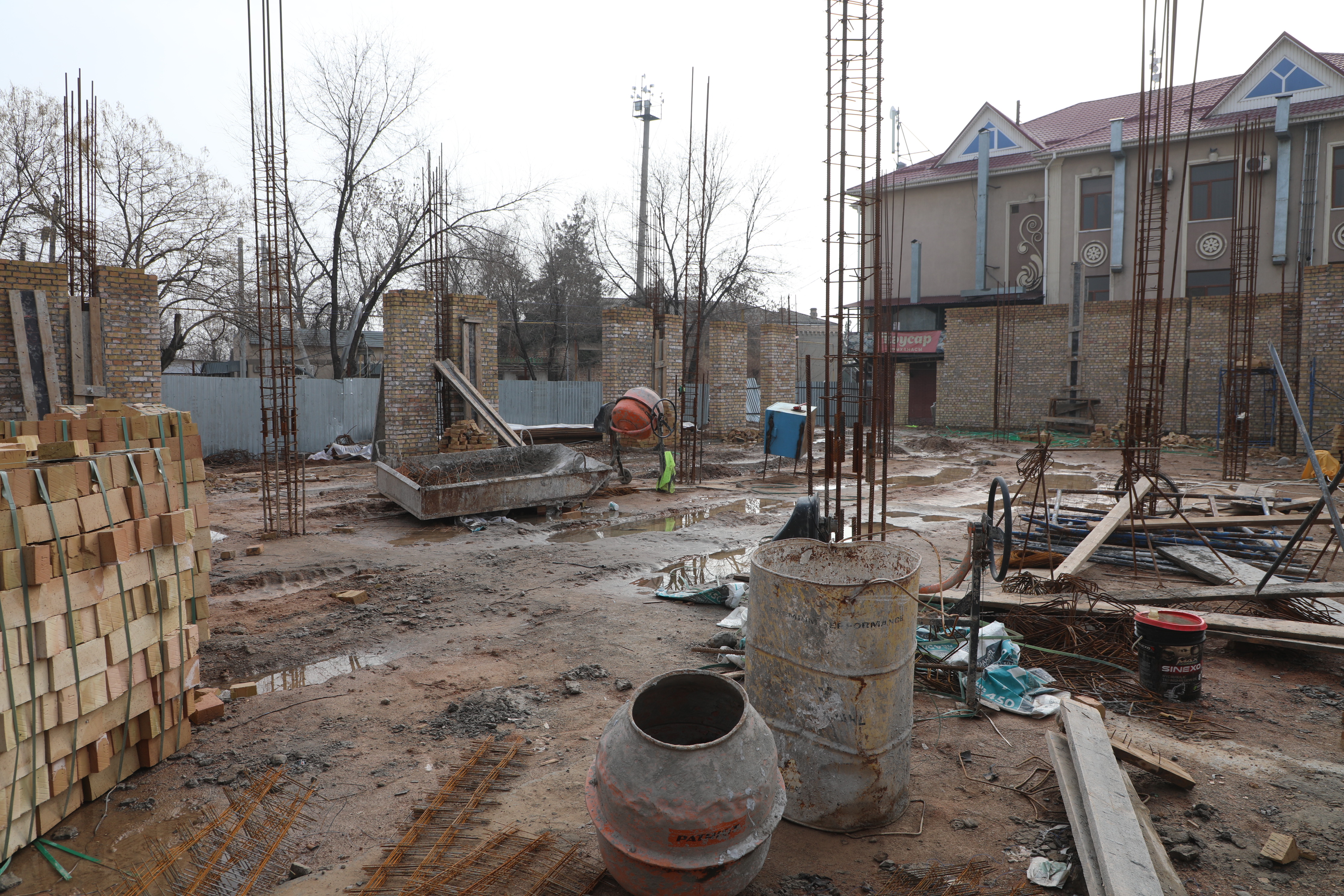 СТРОИТЕЛЬСТВО НОВОГО ЖЕЛЕЗНОДОРОЖНОГО ВОКЗАЛА «САРЫАГАШ» ВЕДЁТСЯ СОГЛАСНО ГРАФИКУ