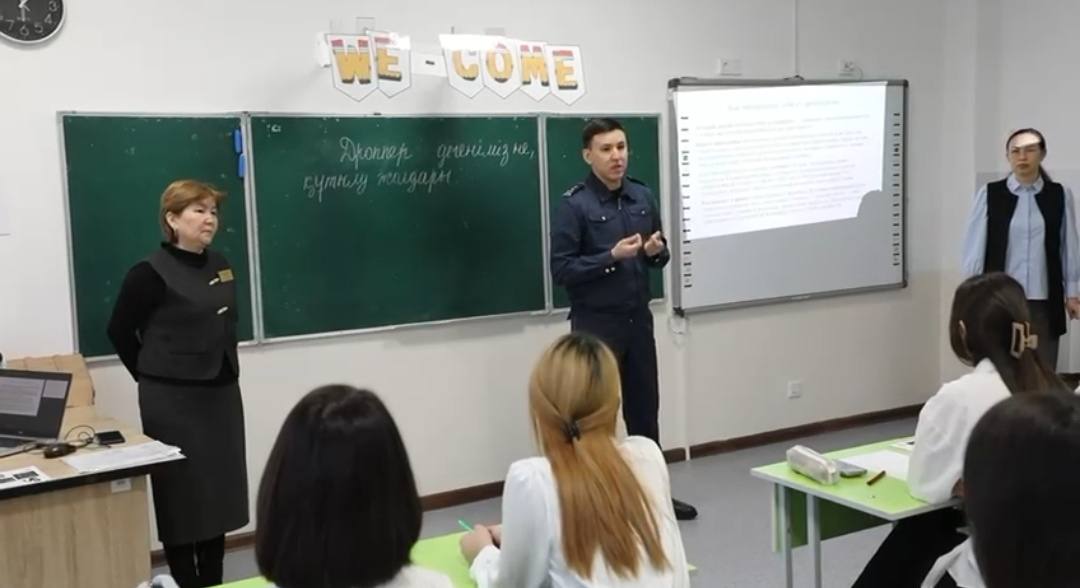 В столице среди школьников прошло массовое написание эссе на тему «Дроп»