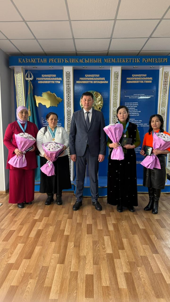 Были вручены государственные награды — «Алтын алқа» и «Күміс алқа».