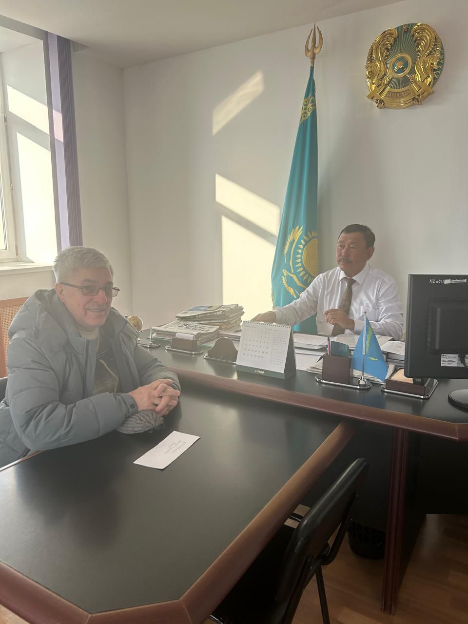 Сегодня председатель Аксусского маслихата Омаргалиев Мадениет Кабылдинович провёл личный приём жителем дома по адресу ул. Б. Момышұлы, 17.