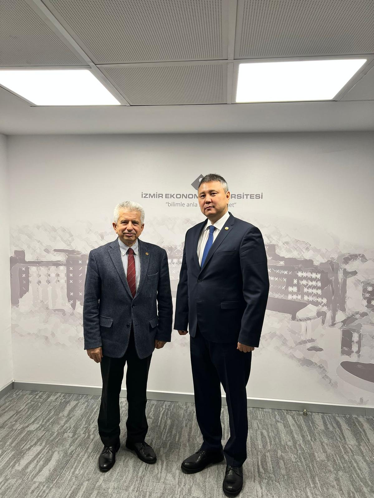 Қазақстан Республикасының Бас консулының Измир экономика университетінің ректорымен кездесуі туралы