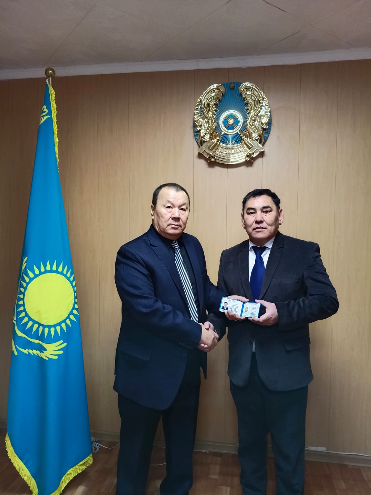 КУРМАНГАЗИНСКАЯ РАЙОННАЯ ТЕРРИТОРИАЛЬНАЯ ИЗБИРАТЕЛЬНАЯ КОМИССИЯ ВРУЧИЛА УДОСТОВЕРЕНИЯ ВНОВЬ ИЗБРАННЫМ АКИМА СЕЛЬСКОГО ОКРУГА.