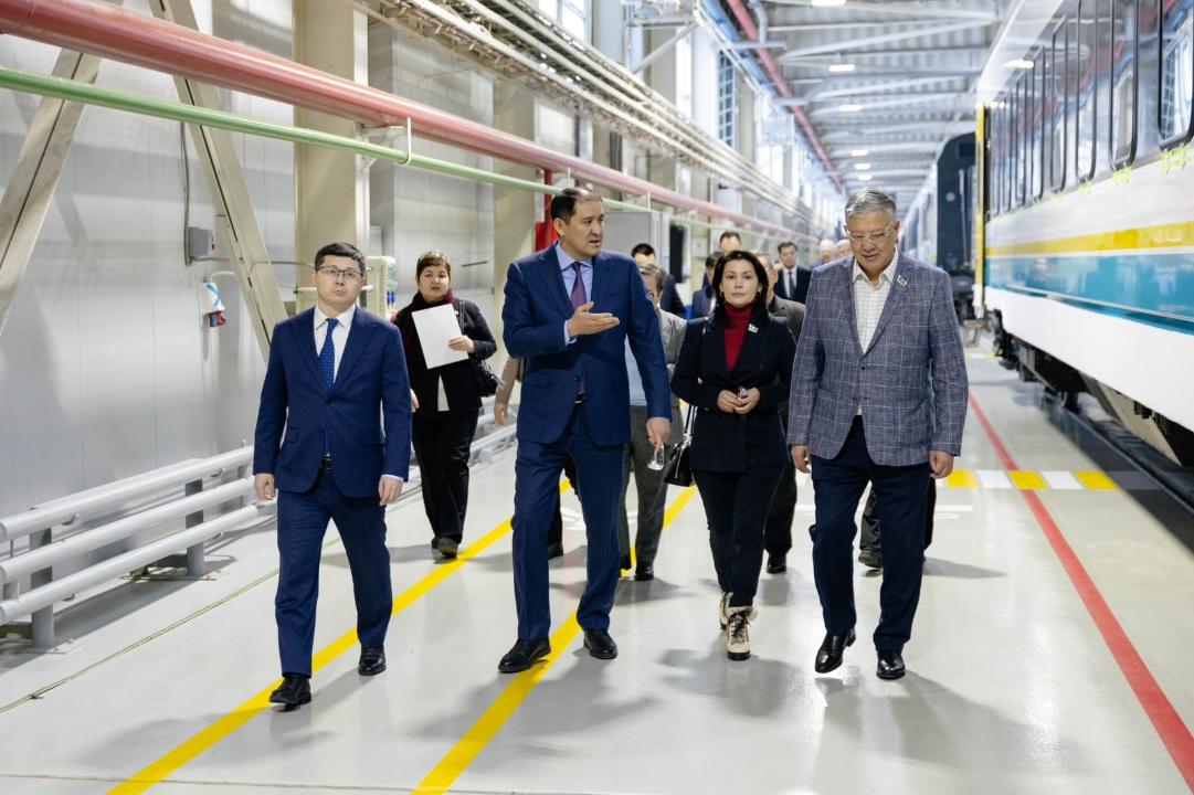 Депутаты Сената и представители профильных министерств ознакомились с производством пассажирских вагонов в Астане