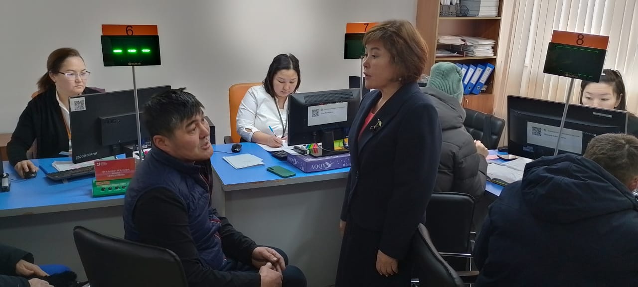 Жұмыспен қамтуды үйлестіру және әлеуметтік бағдарламалар басқармасының басшысы Көкшетау қаласының Мансап орталығында азаматтарды қабылдады