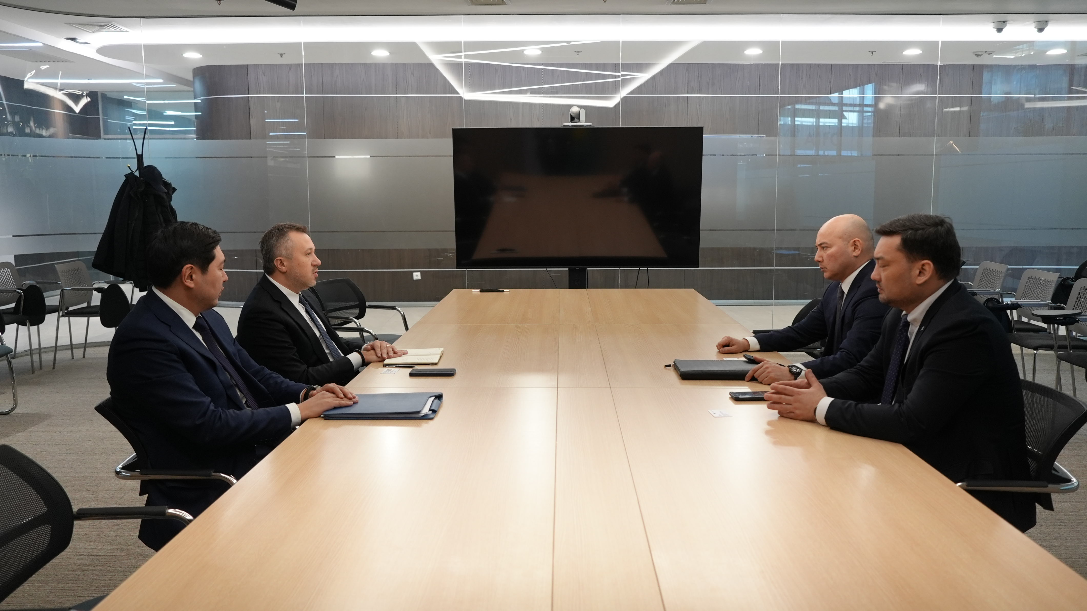 Вопросы реализации инвестиционных планов аэропорта Алматы рассмотрены в МИД Казахстана