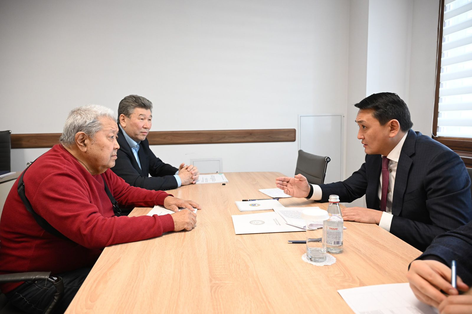 Алматы әкімінің орынбасары Нұрлан Әбдірахым азаматтарды жеке мәселесі бойынша қабылдады