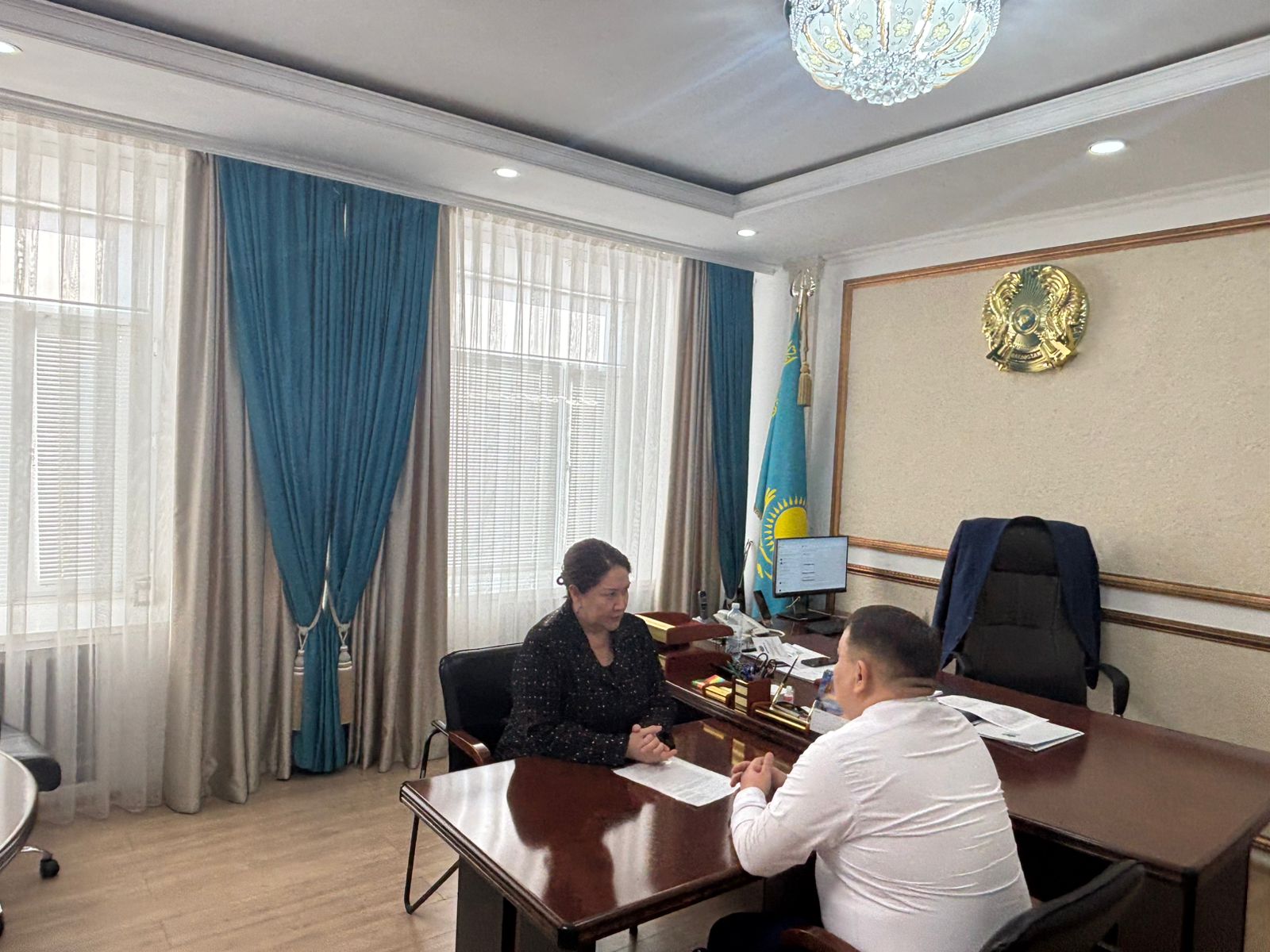 Уполномоченным по этике аппарата акима Акмолинской области Жанадиловой А.Б. проведена встреча с акимом Зерендинского района Курмангожиным А.А. и государственными служащими акимата района,после окончания встречи проведен прием граждан