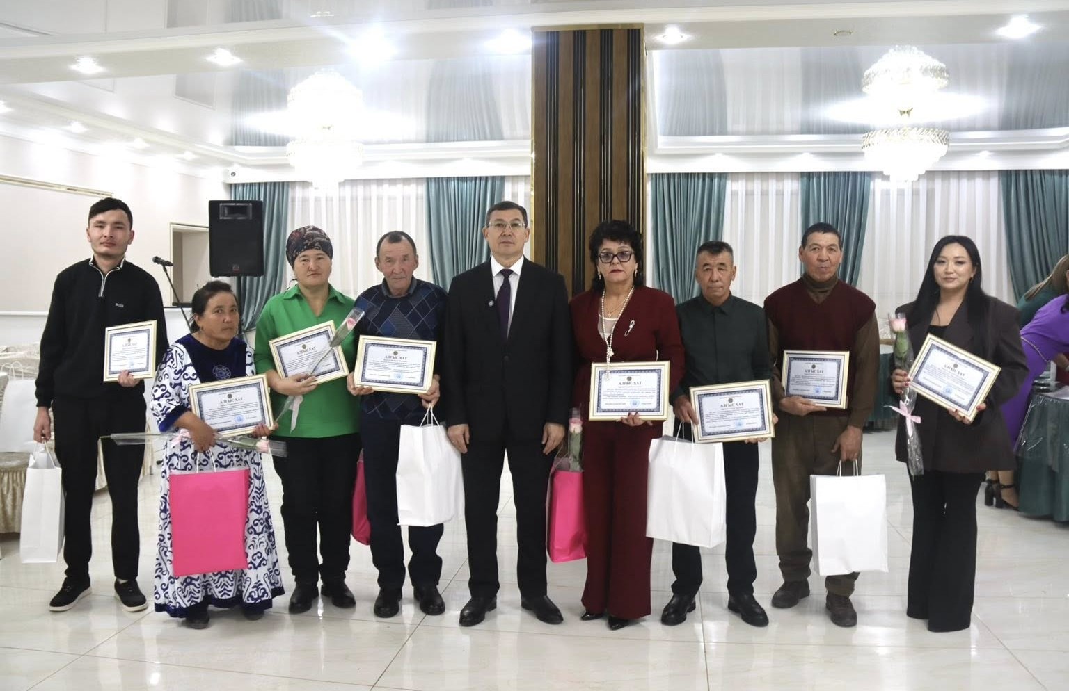 Жұмысшы мамандықтары жылының қорытындысына орай тазалық жұмыстарымен айналысатын қызметкерлерді ұлықтауға арналған шара өтті.