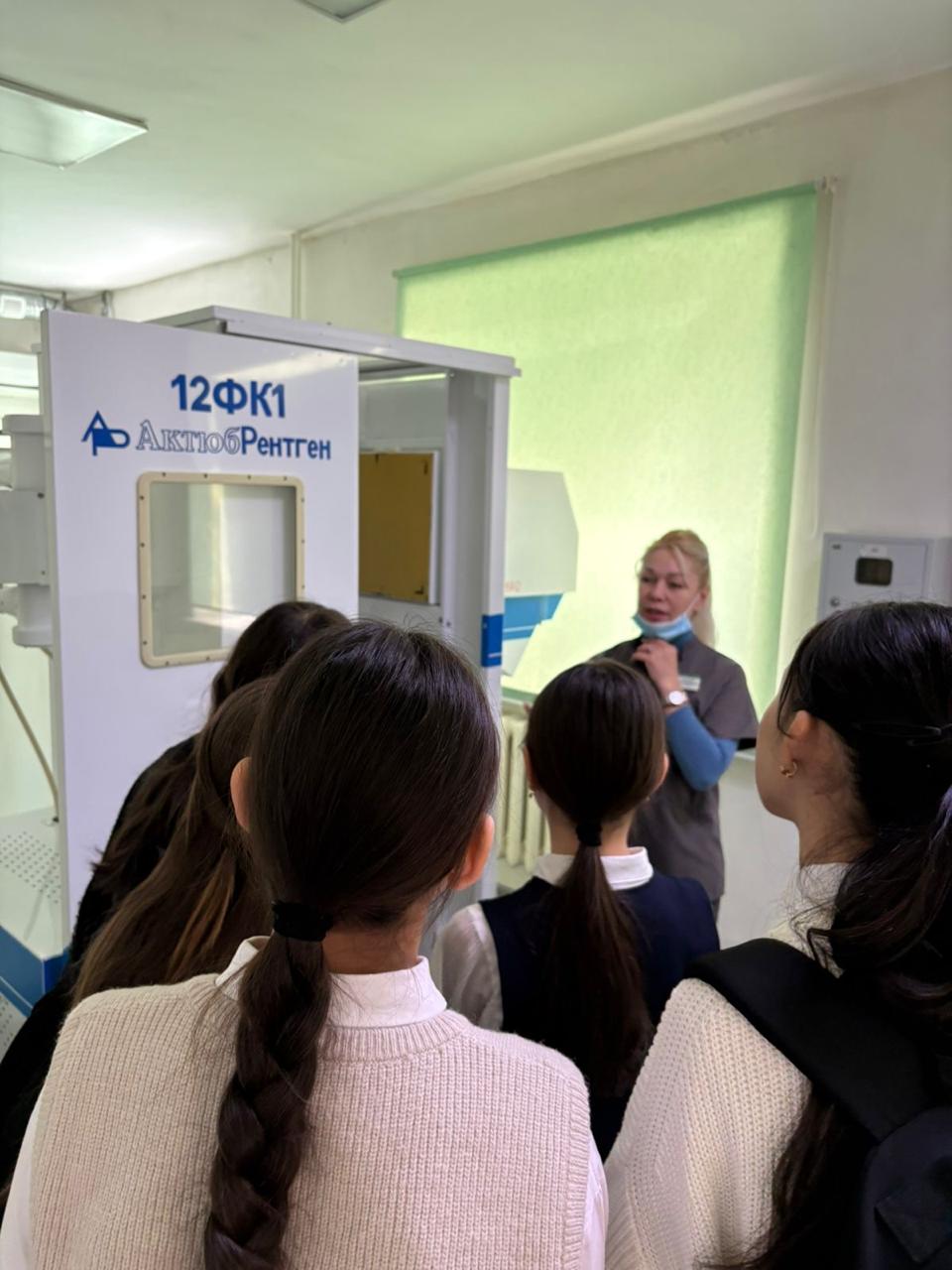 Оқушылардың медициналық бағыты бойынша ерте кәсіби бағдар беруді дамыту үшін Шахтинск қаласының төрт білім беру ұйымдарында 2022 жылдан бастап «Медициналық сынып» облыстық жобасы іске асырылуда.