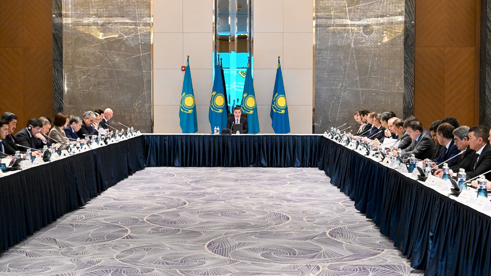 кімет барлық салада инвесторлармен сындарлы диалог орнатуға әзір – Олжас Бектенов Шетелдік инвесторлар кеңесінің аралық отырысын өткізді