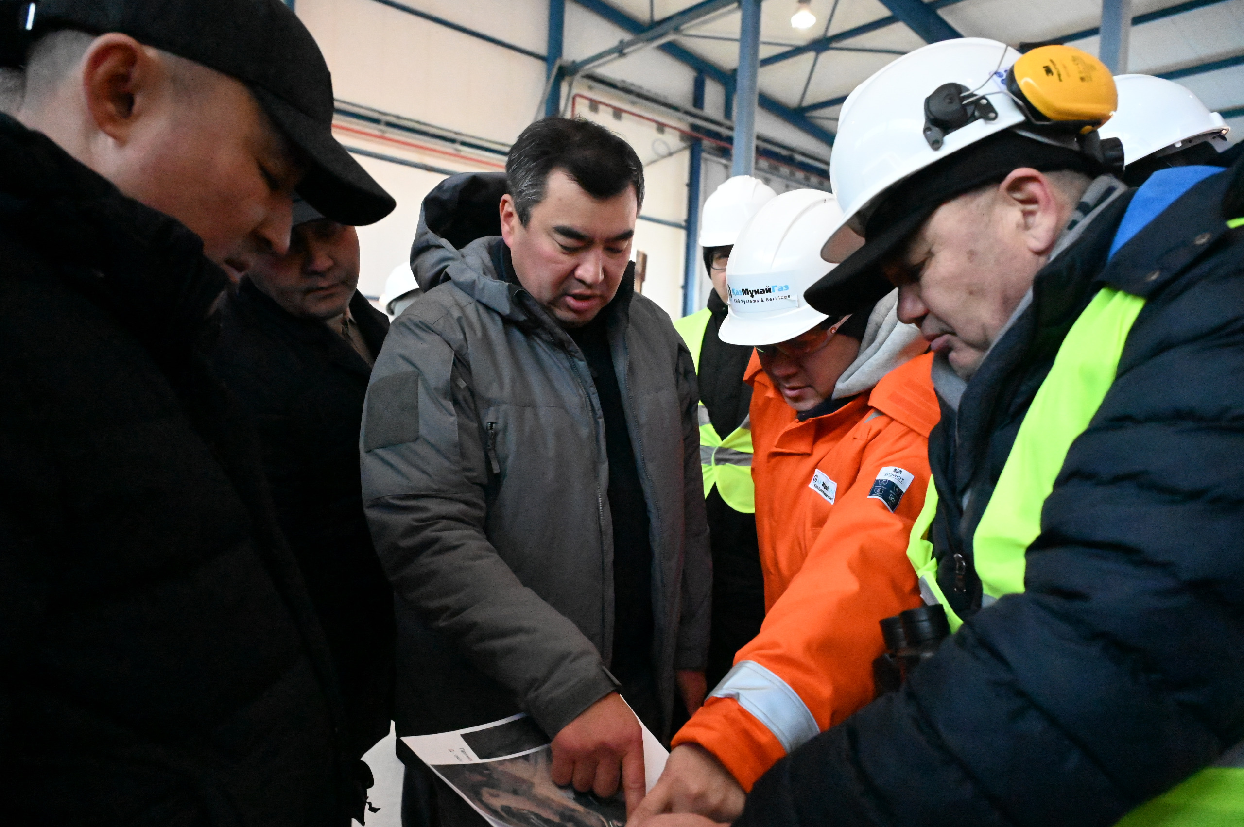 Глава МЧС посетил Северо-Каспийскую экологическую базу реагирования в Атырау