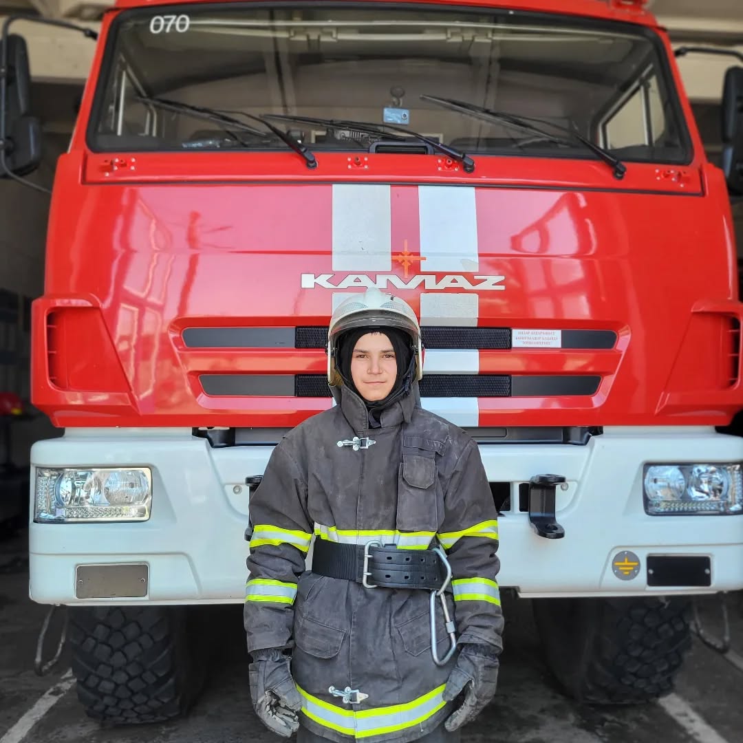 Школьник из Павлодарской области мечтает стать спасателем и уже помогает огнеборцам