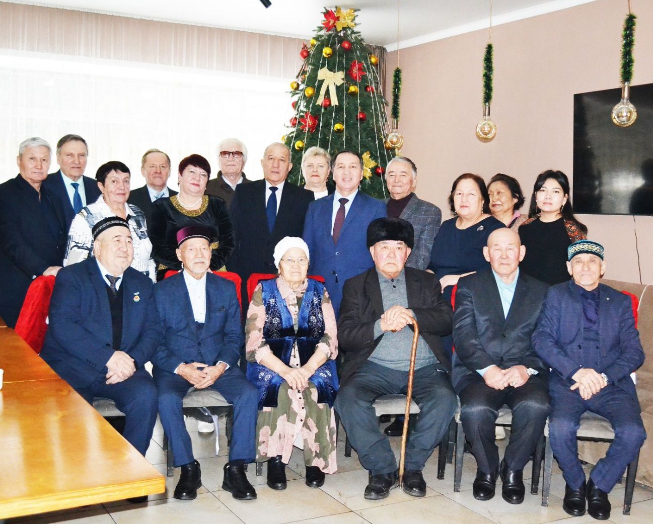 Жаңа жыл қарсаңында Айыртау ауданының әкімі Мейрам Меңдібаев Айыртау ауданының ардагерлер кеңесінің төрағасы С. Ш. Тұралиновпен, ауданның ардагерлер Кеңесі Төралқасының мүшелерімен және ауданның ауылдық округтерінен бастауыш ардагерлер ұйымдарының төрағаларымен кездесті.