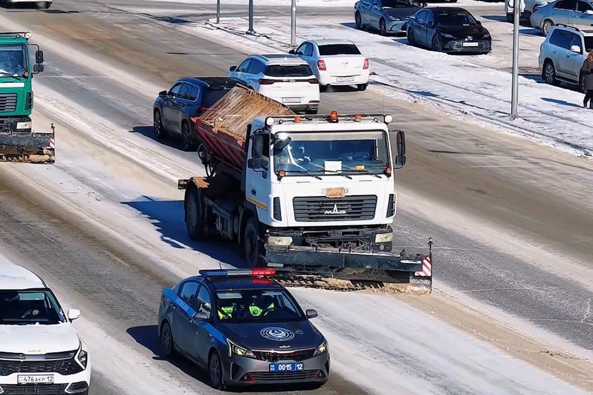 Ақтауда жолдарды қардан тазалау жұмыстары жалғасуда.