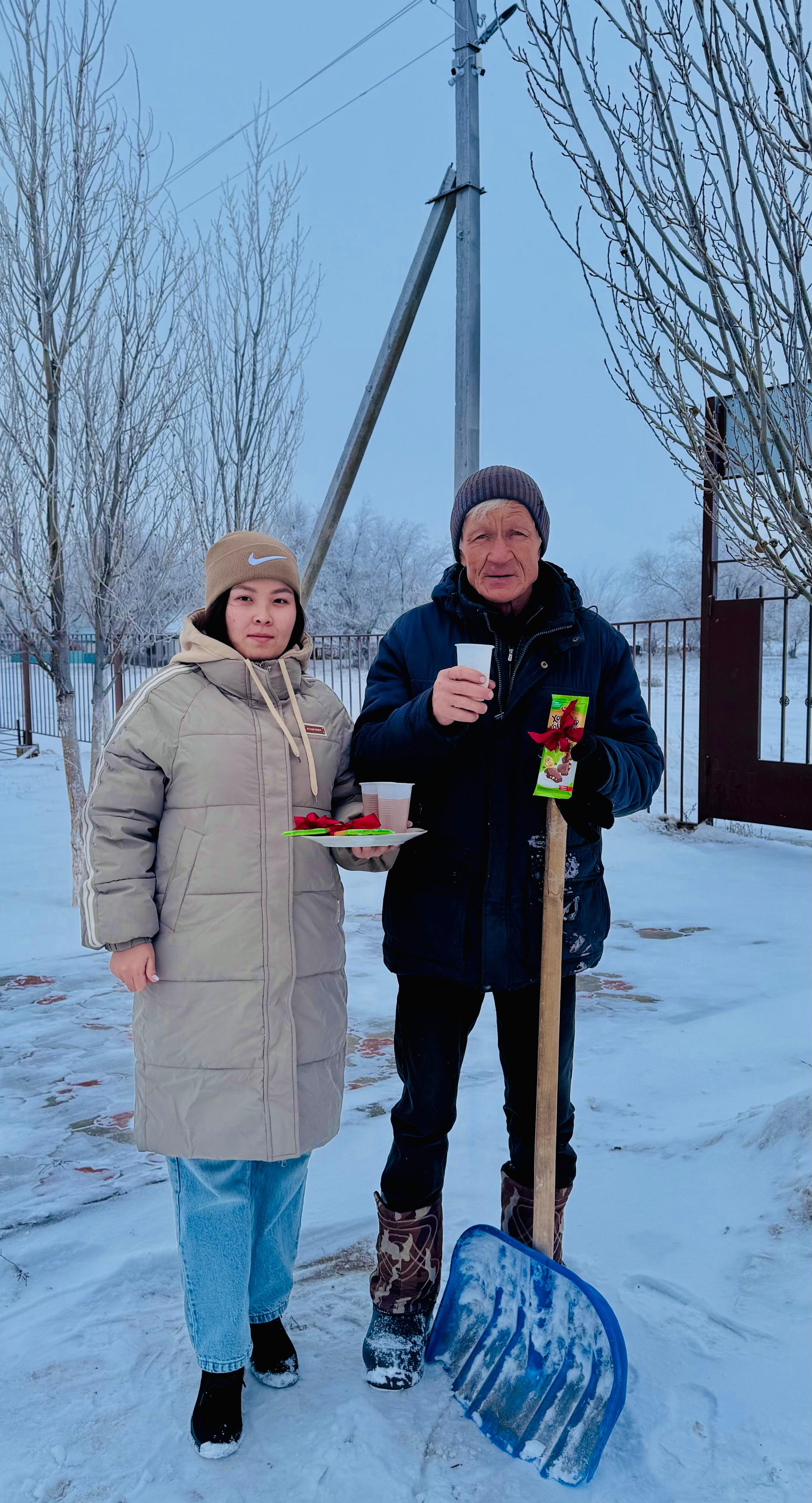 В рамках челленджа «Поздравление простых работников» чествовали сотрудников общественной сферы.