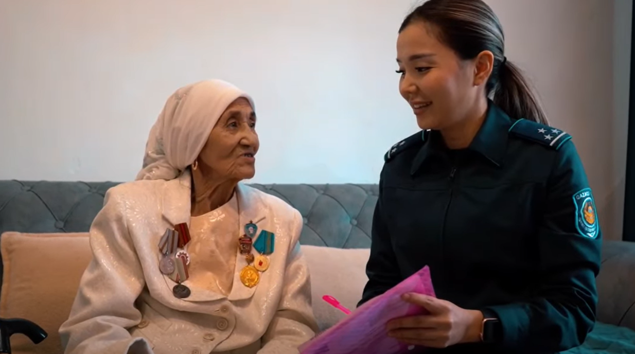 Атырауда 89 жастағы Тыл ардагерінің жаңа жеке куәлігі мекен-жайына апарылып табысталды