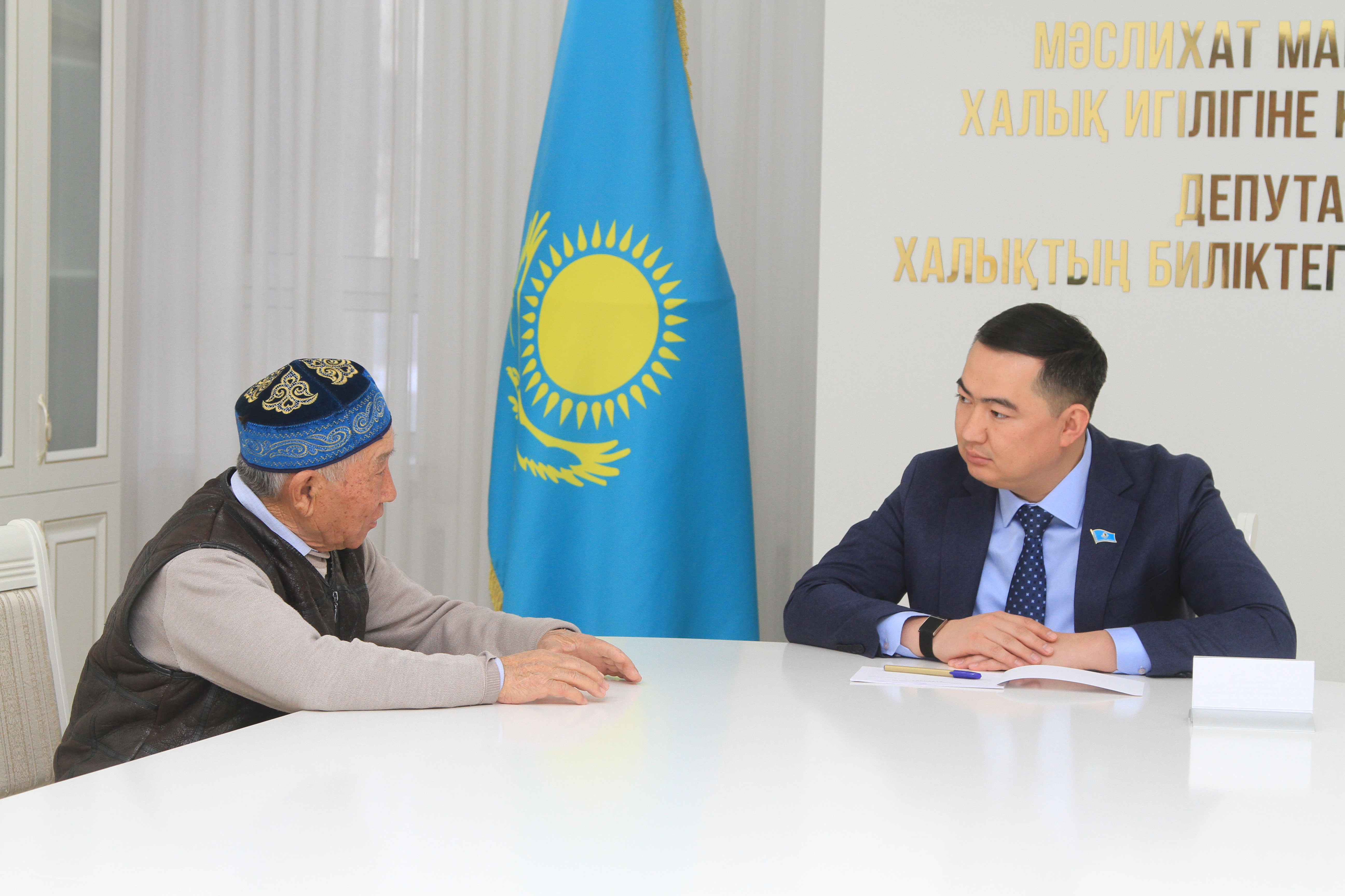 Депутаттар тұрғындарды қабылдады