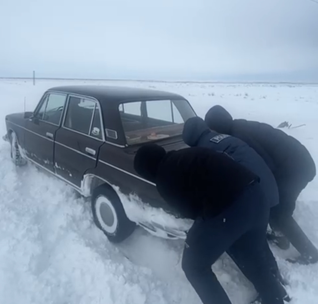 Полицейские помогли супружеской паре, оказавшейся в снежном заносе в Туркестанской области