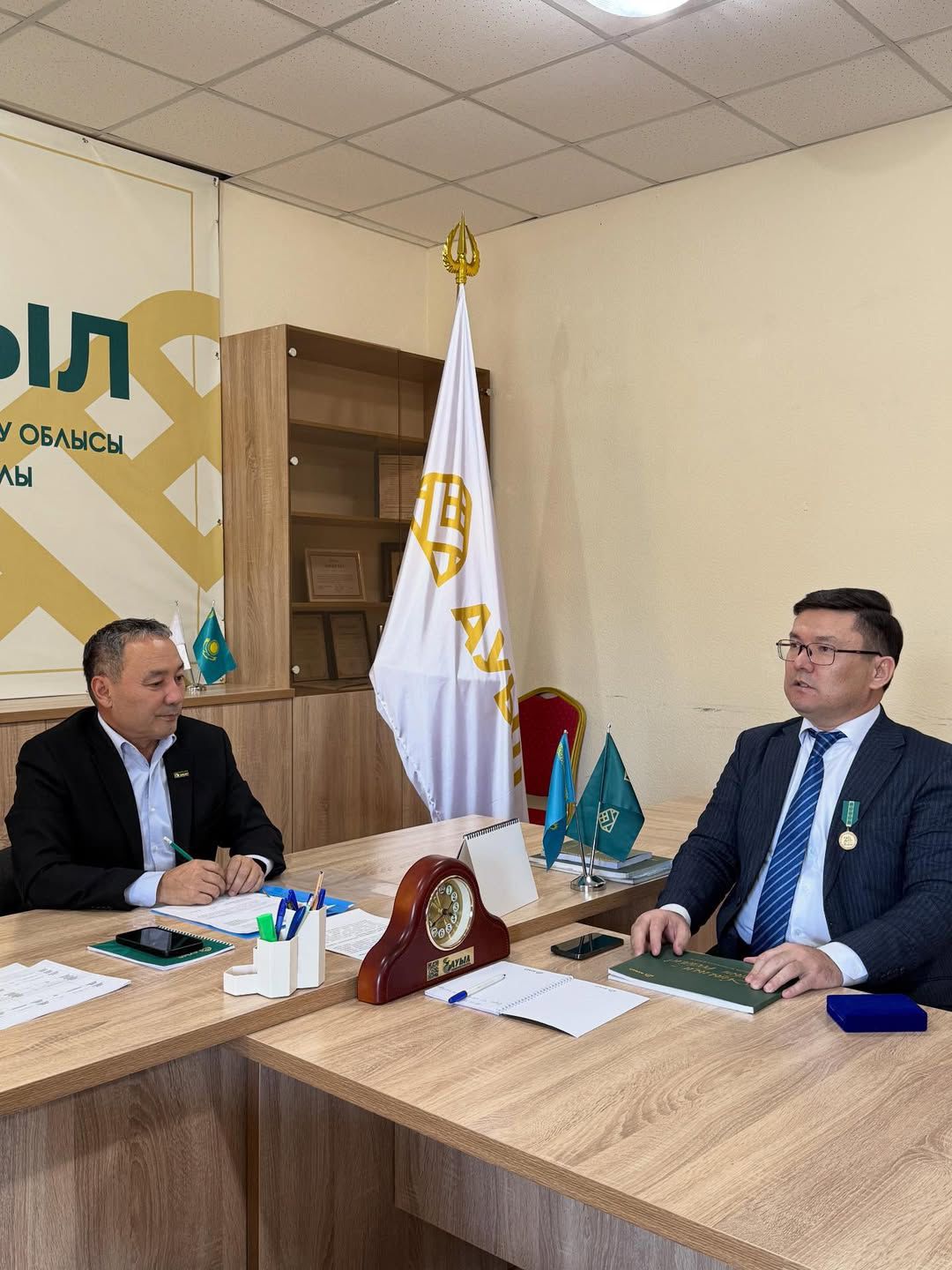 «Ауыл» партиясы Маңғыстау облысы бойынша өңірлік филиалынын төрағасы Озғамбаев Қуанышбай Өмірзақ ауылының әкімі Кенжалиев Бисенғали Аманғалиұлымен кездесті