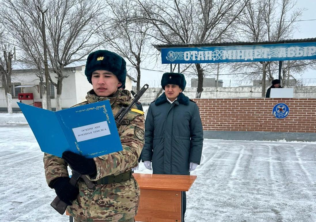Әскердегі айрықша сәт: Ұлттық ұлан офицері туған інісінен Әскери ант қабылдады