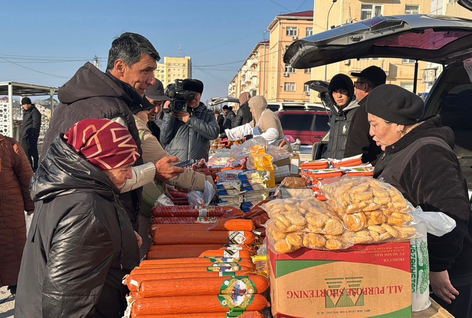 АРЗАН БАҒАДАҒЫ АЗЫҚ-ТҮЛІК ЖӘРМЕҢКЕСІ ӨТІП ЖАТЫР