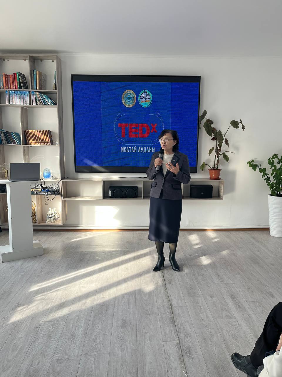 Дүниежүзілік сайлау күніне орай «Үздік ауыл әкімі» атанған Қамысқала ауылдық округінің әкімі Рафиғат Әнуарбекқызы Жас сайлаушылар клубының мүшелерімен, болашақ сайлаушылармен, ауыл белсенділерімен және мектеп президенттерімен TEDx форматында мазмұнды кездесу өткізді.