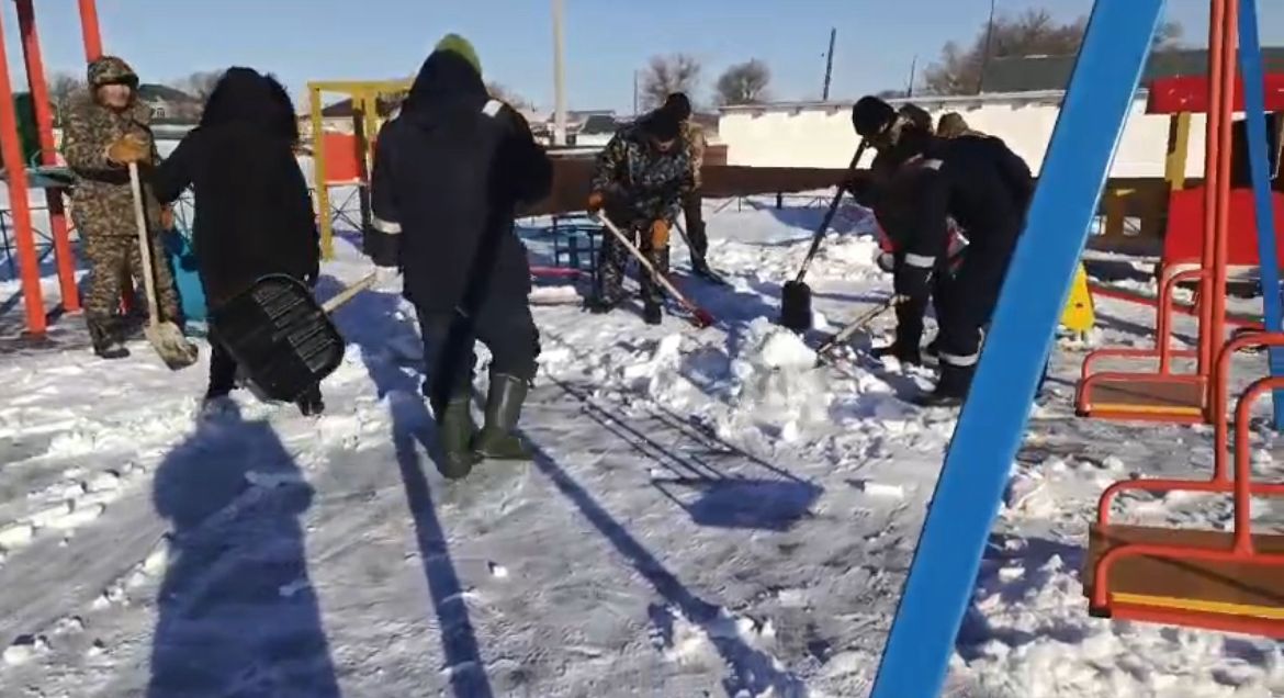 Самбай ауылында қар тазалау жұмыстары жүргізілуде