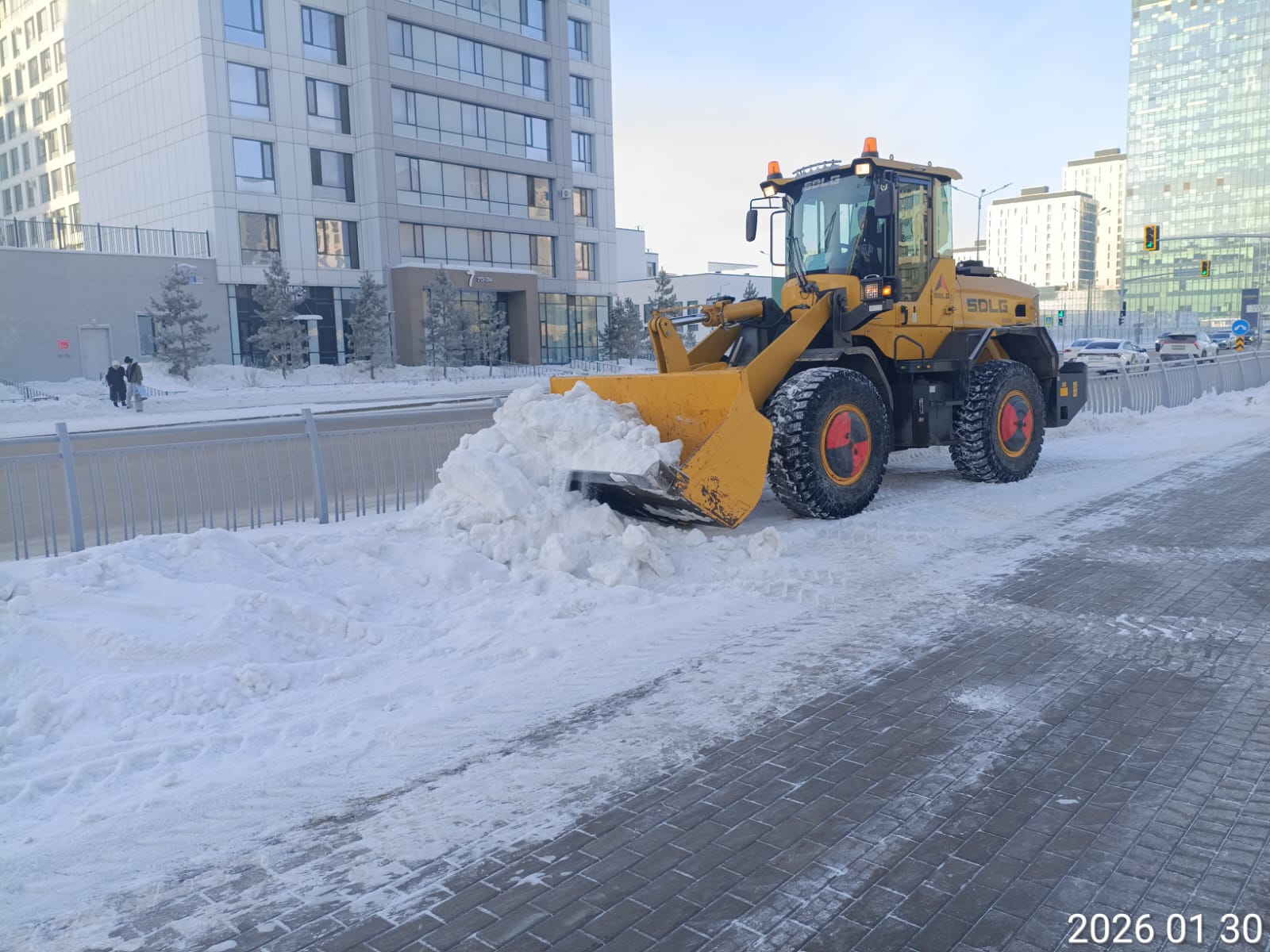 Более 1 100 единиц спецтехники вывели на уборку снега в Астане