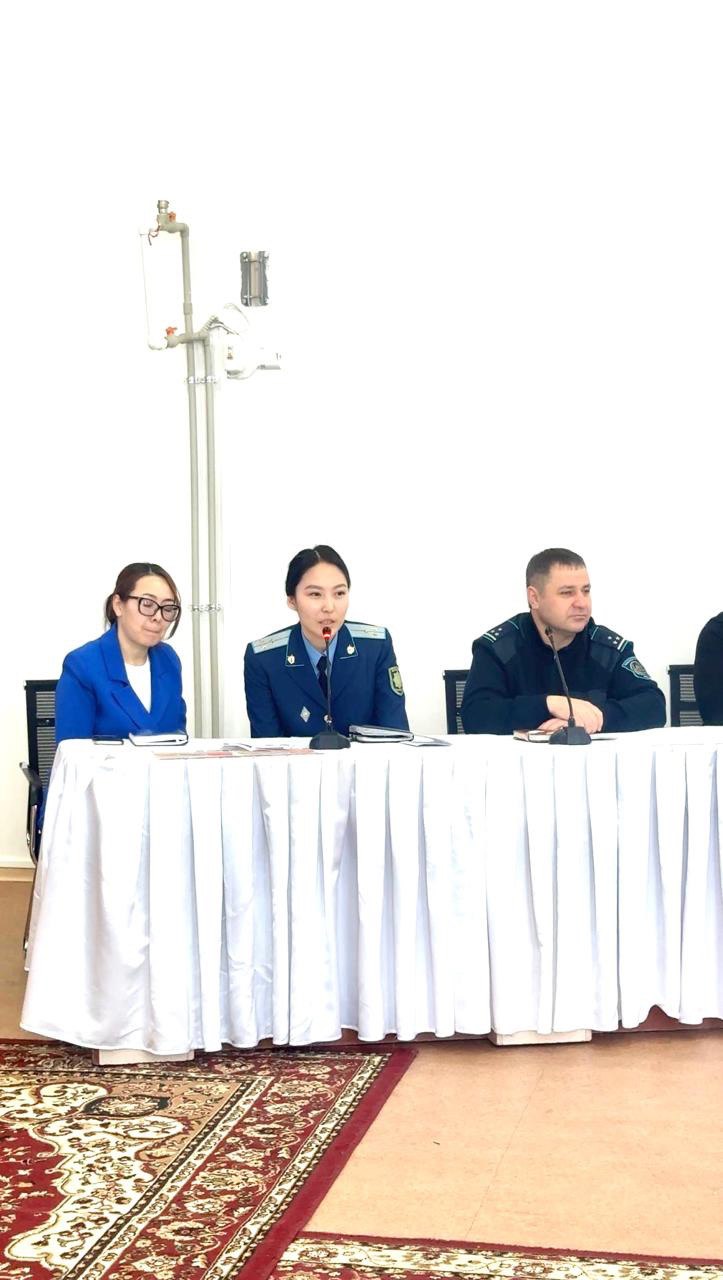 Бурабай ауданында Щучинск қаласының №3 мектебінде жастардың құқықтық мемлекеттегі рөлі талқыланды»